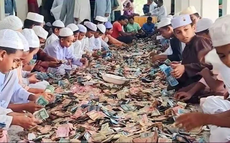 পাগলা মসজিদের দানবাক্সে ২৮ বস্তা টাকা: গণনায় ব্যস্ত স্বেচ্ছাসেবকরা​