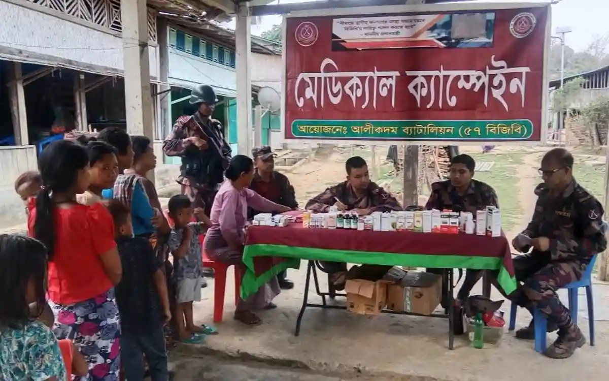 বান্দরবানের দুর্গম মদকে বিজিবির মানবিক উদ্যোগ, চিকিৎসাসেবা ও ওষুধ বিতরণ