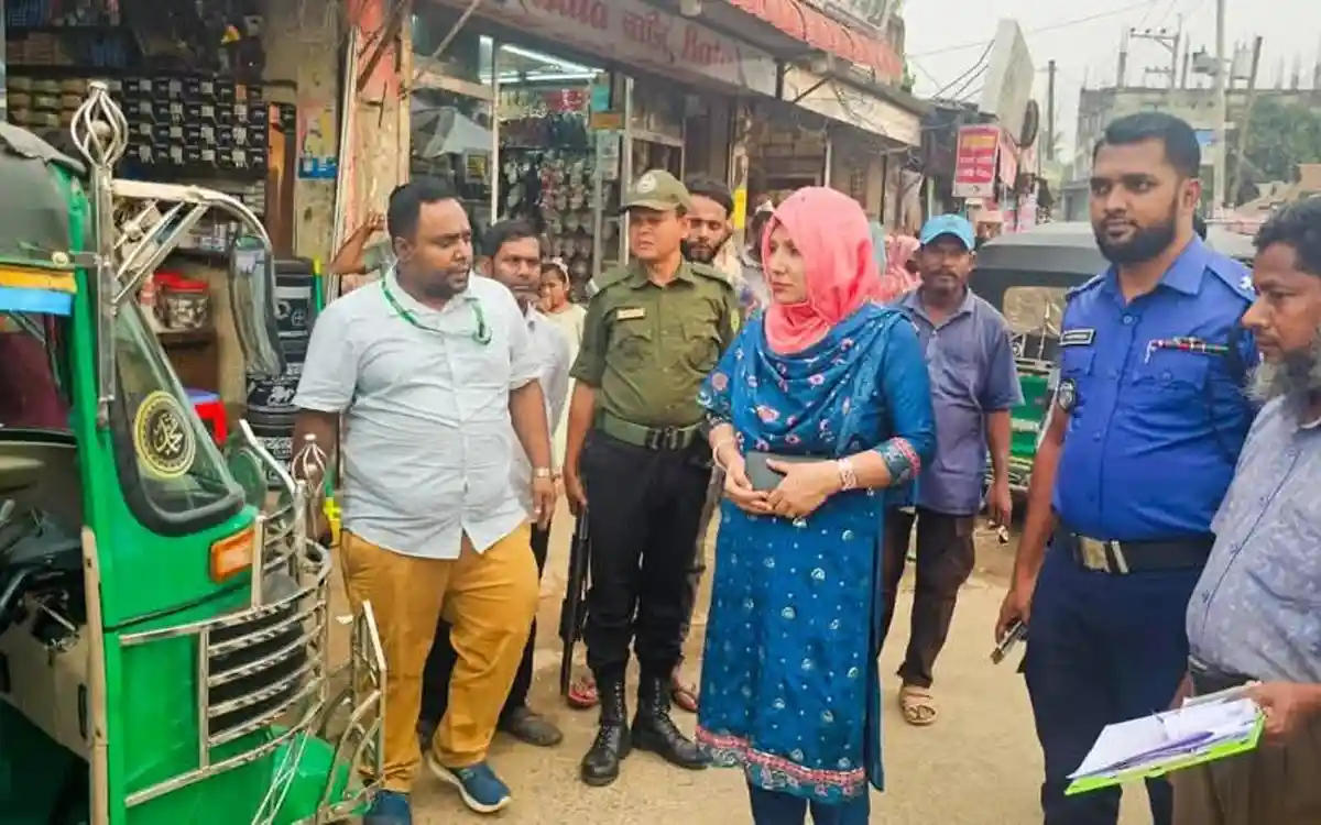 ব্রাহ্মণপাড়ায় ভ্রাম্যমাণ আদালতে অতিরিক্ত ভাড়া ও যানজট নিয়ন্ত্রণে অভিযান