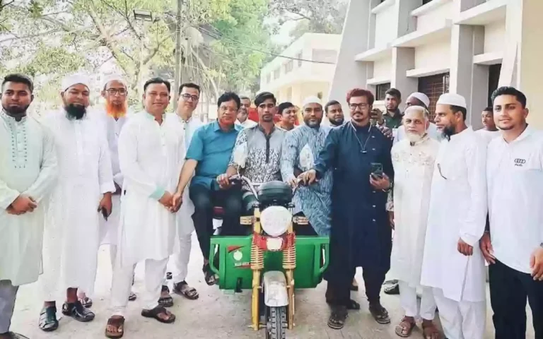 মানবিক উদ্যোগে নতুন রিকশা পেলেন সরাইলের আতিক