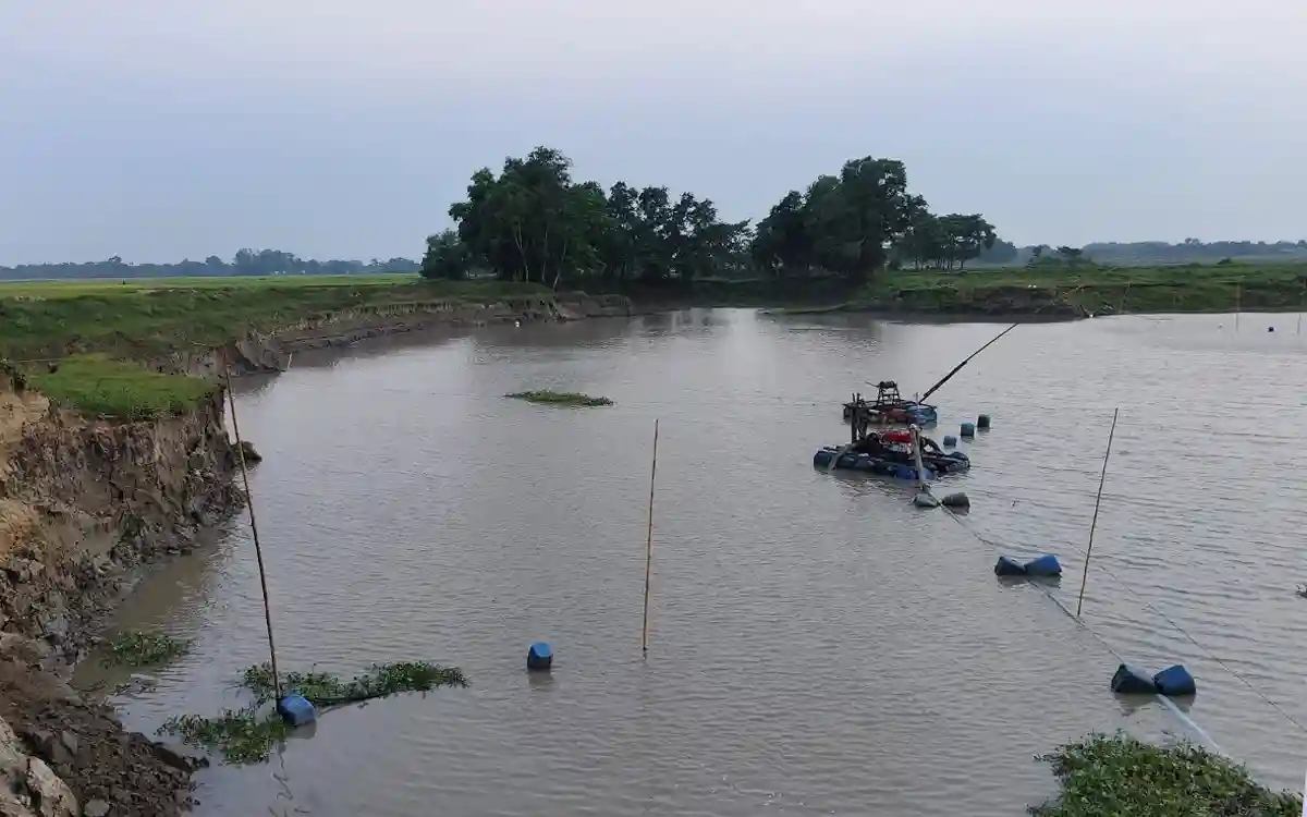 মুরাদনগরে ড্রেজার দিয়ে মাটি কাটায় ৫০ হাজার টাকা জরিমানা