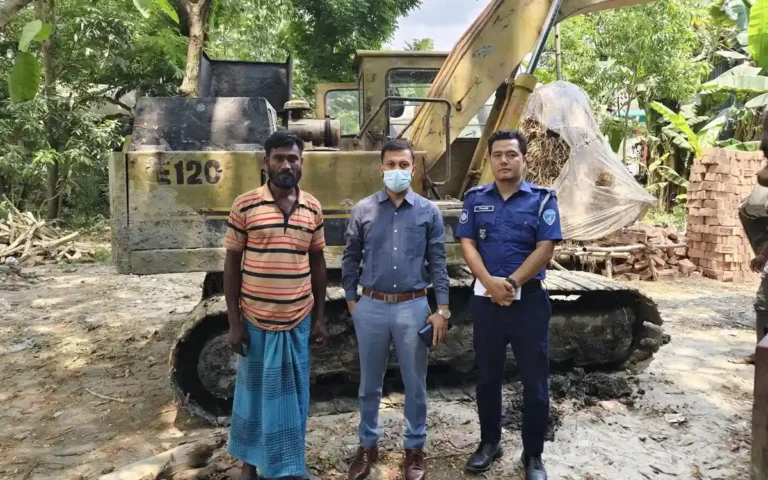 মুরাদনগরে সরকারি পুকুরে মাটি কাটায় ৫০ হাজার টাকা জরিমানা