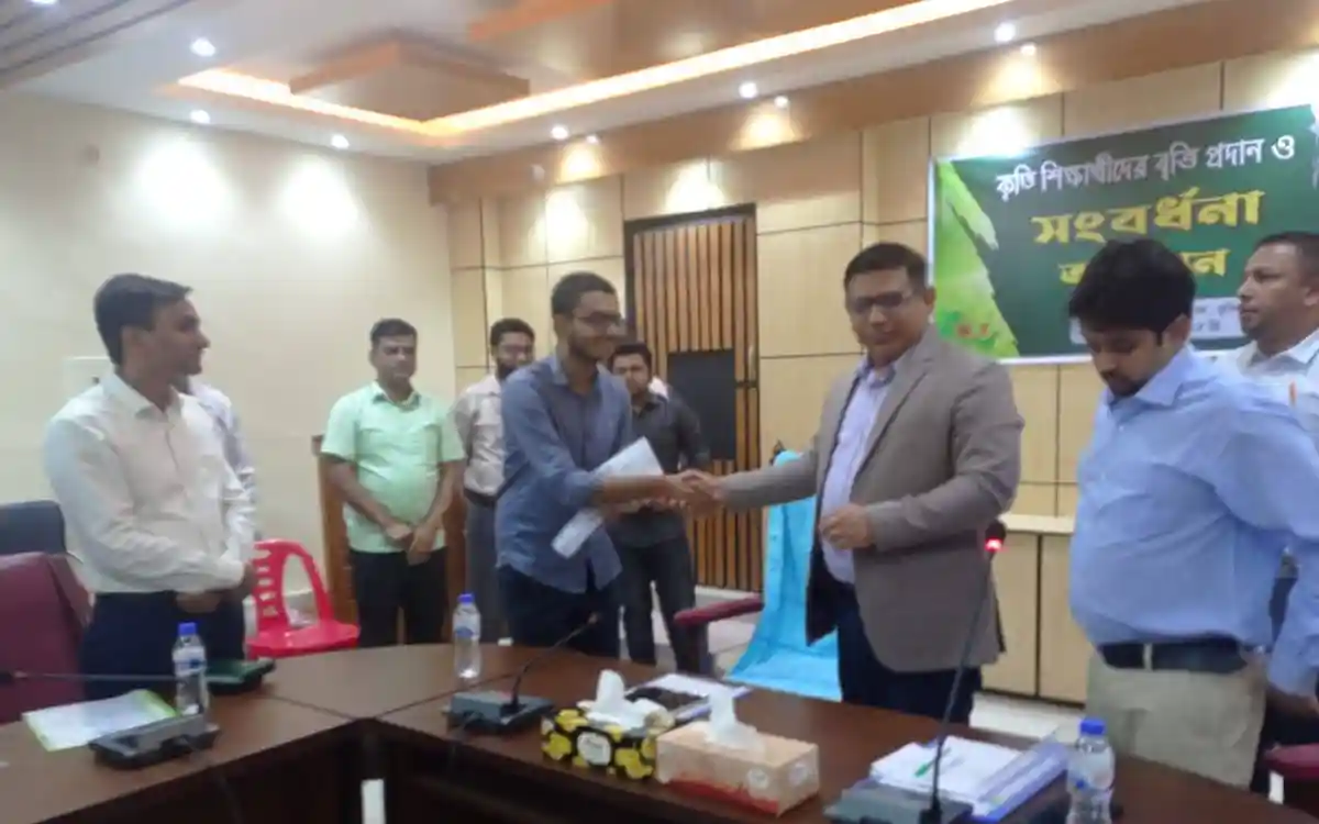 কুমিল্লা জেলা পরিষদের উদ্যোগে কৃতি শিক্ষার্থীদের মাঝে এককালীন বৃত্তি বিতরণ
