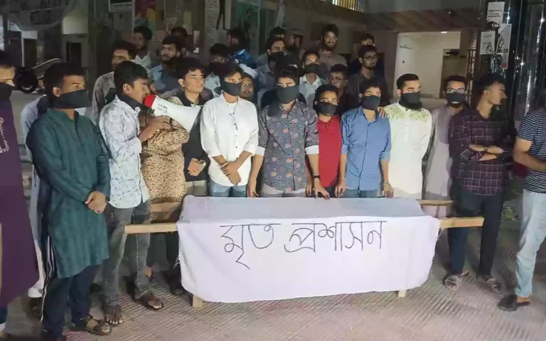 Rising Cumilla - Barisal University administration declared 'dead', students protest with coffin