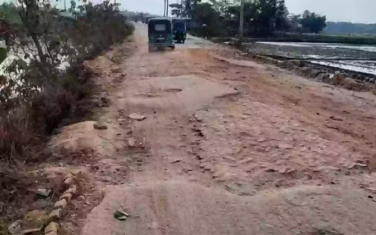 Rising Cumilla - Chandina's Mokambari-Badarpur road in disrepair- Passengers are paying extra for alternative routes