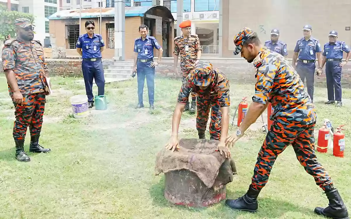 Rising Cumilla - Cumilla police members learn firefighting drills firsthand