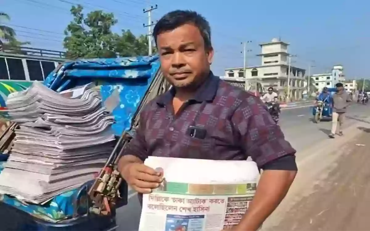 Lung cancer takes life, Noakhali's newspaper sales disrupted by the emptiness of the summer