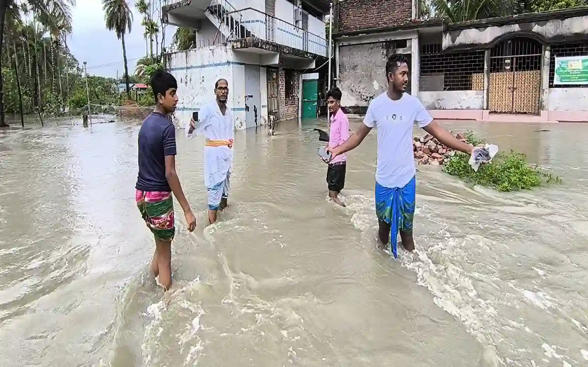 Rising Cumilla -Noakhali experiences panic due to rain and tidal water, 285 mm rainfall recorded