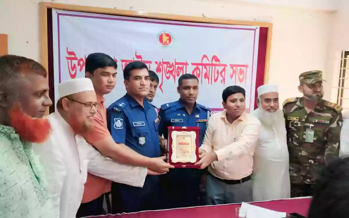 Rising Cumilla - SI Joynal awarded for contribution in curbing robberies and crime in Sarai