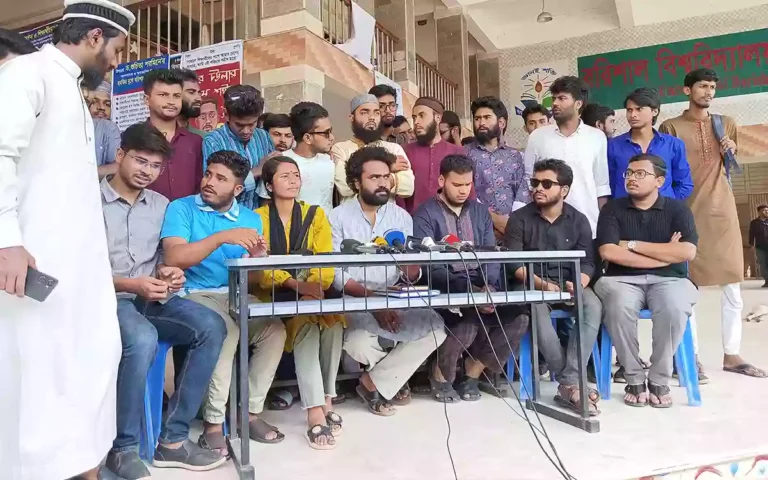 Students adamant over VC's resignation, threaten to destabilize South Bengal