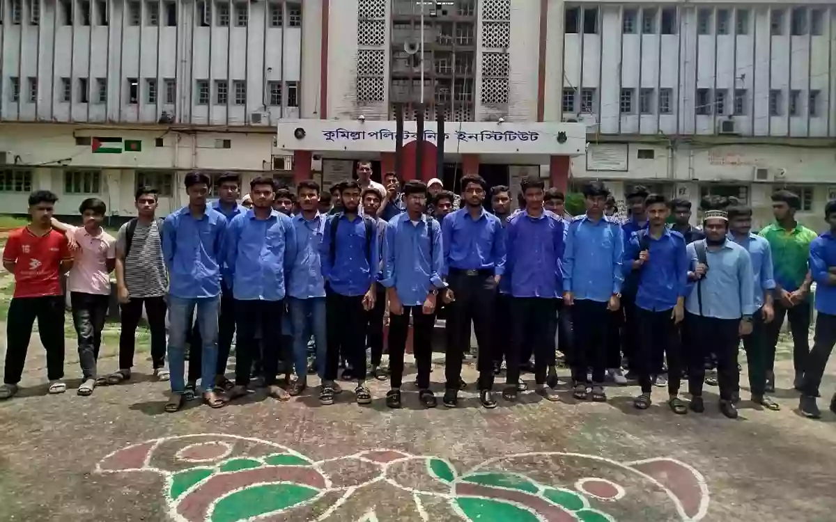 Rising Cumilla - Students form human chain at Cumilla Polytechnic to protest attacks on classmates