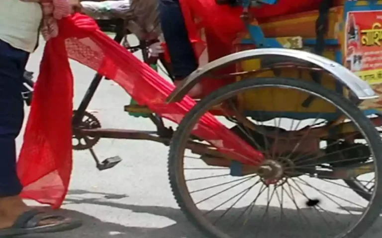 Wrapping a scarf around the wheel of a rickshaw
