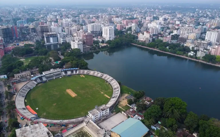 ঐতিহাসিকভাবে কুমিল্লা "ব্যাংক ও ট্যাংকের শহর" হিসেবে সুপরিচিত। এই বিশেষণের পেছনে রয়েছে এই অঞ্চলের দীর্ঘদিনের অর্থনৈতিক এবং প্রাকৃতিক প্রেক্ষাপট। বিংশ শতাব্দীর শুরুতে কুমিল্লায় বেশ কয়েকটি গুরুত্বপূর্ণ ব্যাংক প্রতিষ্ঠিত হয়েছিল, যা এই অঞ্চলের বাণিজ্যিক কর্মকাণ্ডকে বিশেষভাবে সমৃদ্ধ করেছিল। পাশাপাশি, কুমিল্লার বুকে ছড়িয়ে ছিটিয়ে থাকা অসংখ্য ঐতিহাসিক পুকুর ও জলাধার (স্থানীয়ভাবে 'দিঘী' নামে পরিচিত) এখানকার জীবনযাত্রা এবং ঐতিহ্যকে এক স্বতন্ত্র রূপ দিয়েছে। আসুন ব্যাংকের প্রেক্ষাপট এবং জলাধারের তাৎপর্য জানা যা।