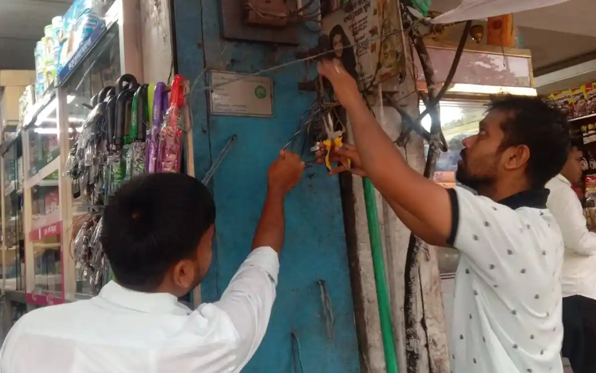 চৌদ্দগ্রামে মহাসড়ক ও ফুটপাত দখল করা দোকানে বিদ্যুৎ সংযোগ বিচ্ছিন্ন