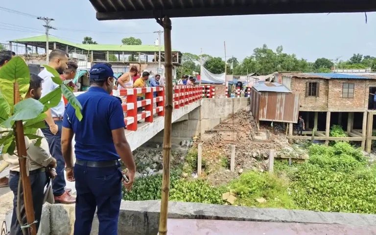 মুরাদনগরে অবৈধ স্থাপনা উচ্ছেদ করে সরকারি খাল দখলমুক্ত