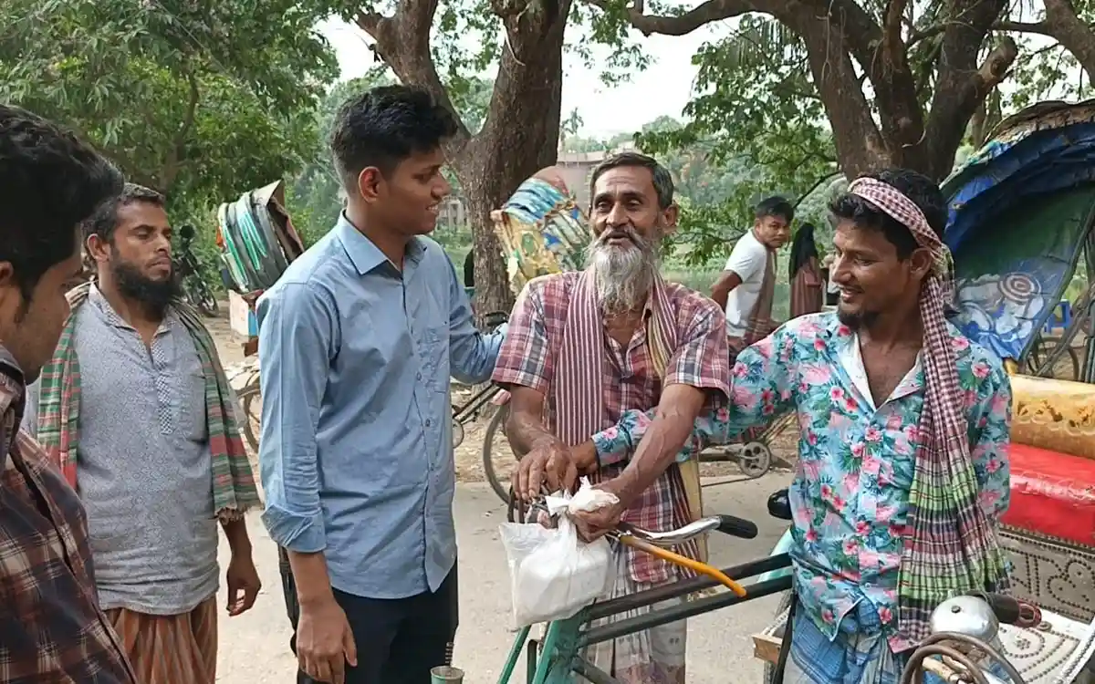 মে দিবসে জাবিতে শ্রমজীবী ও মেহনতি মানুষের পাশে লাল সবুজ উন্নয়ন সংঘ