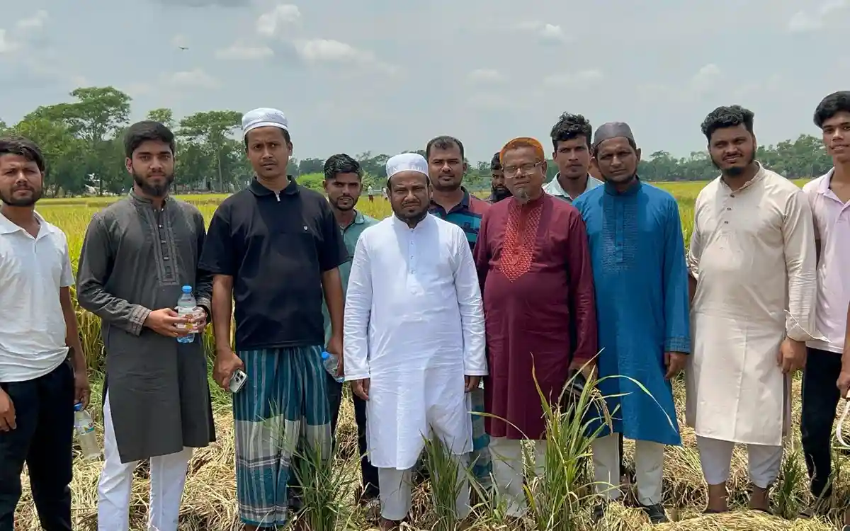 শ্রমিক দিবস উপলক্ষে ব্রাহ্মণপাড়ায় কৃষকদের মাঝে পানি ও স্যালাইন বিতরণ