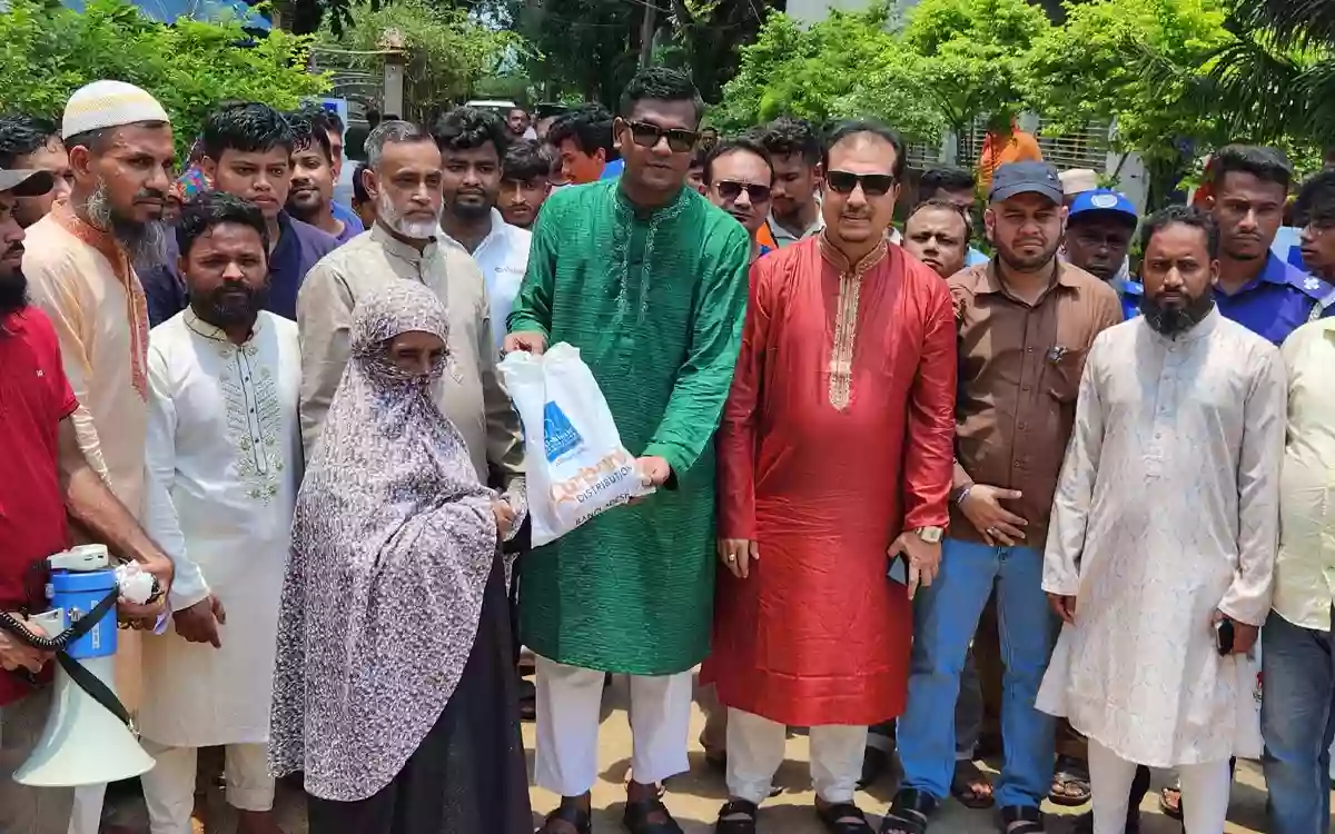 চৌদ্দগ্রামে ১০টি গরু কুরবানী, ৮৮৭ পরিবারে ঈদের গোশত বিতরণ