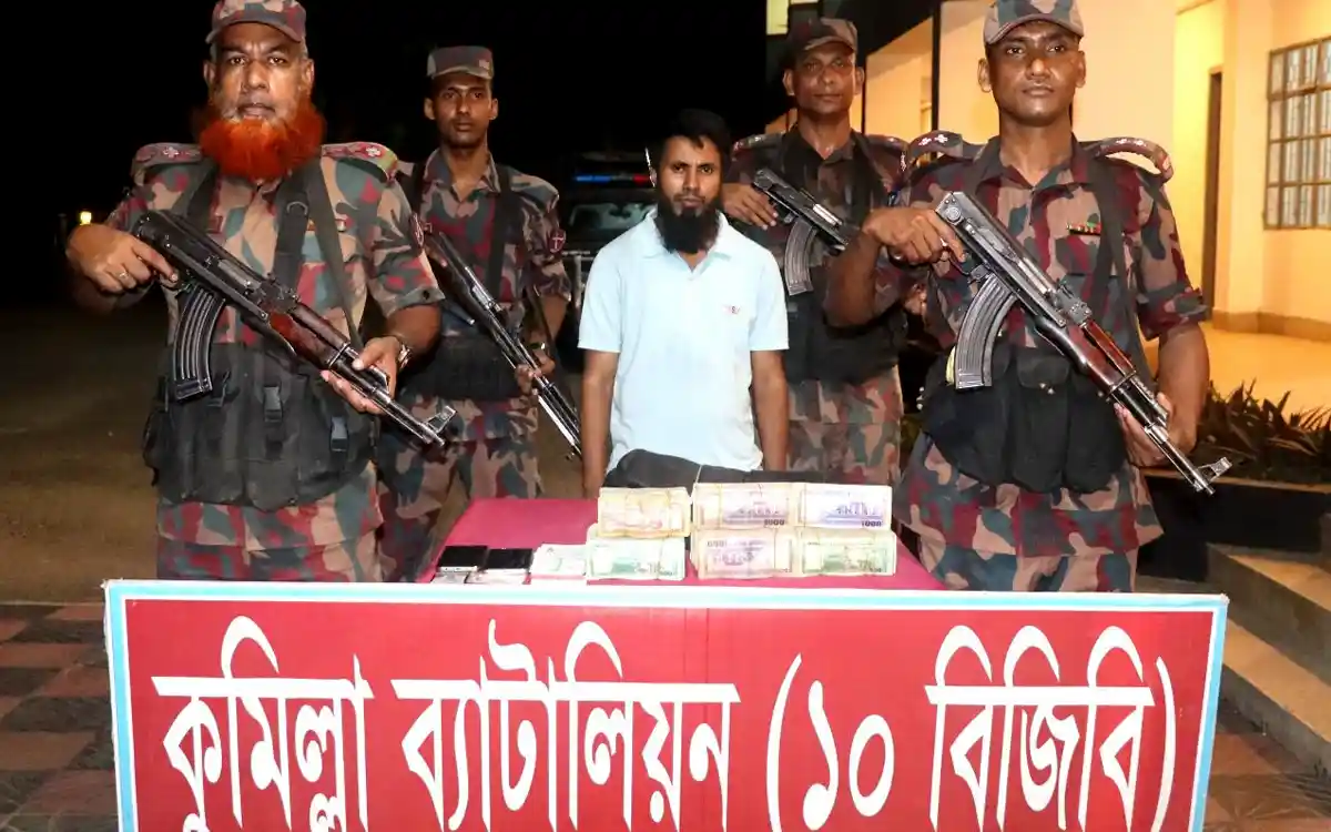 কুমিল্লা সীমান্তে ভারতে পাচারকালে হুন্ডির ২৮ লাখ টাকা জব্দ, আটক ১