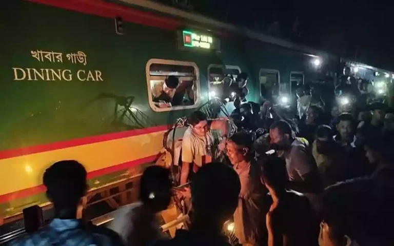 চট্টগ্রামের কালুরঘাট সেতুতে ট্রেনের ধাক্কায় নিহত ৩