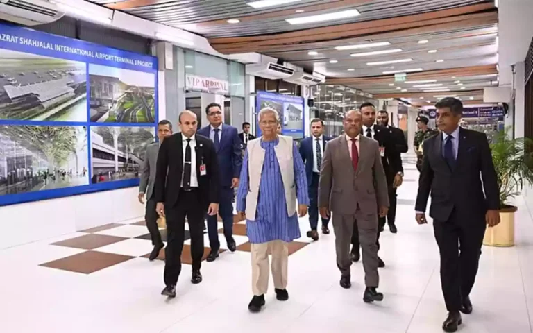 যুক্তরাজ্যের উদ্দেশে ঢাকা ছেড়েছেন প্রধান উপদেষ্টা