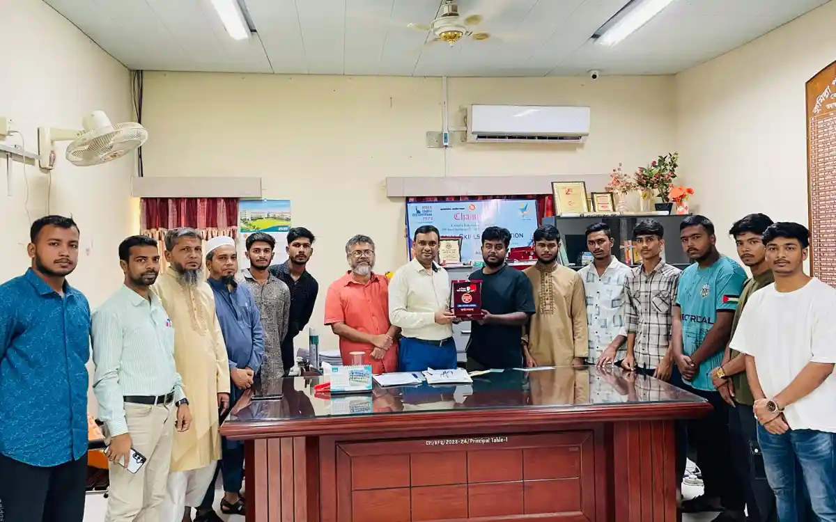 কুমিল্লা পলিটেকনিকে “জুলাই সম্মাননা ক্রেস্ট” প্রদান