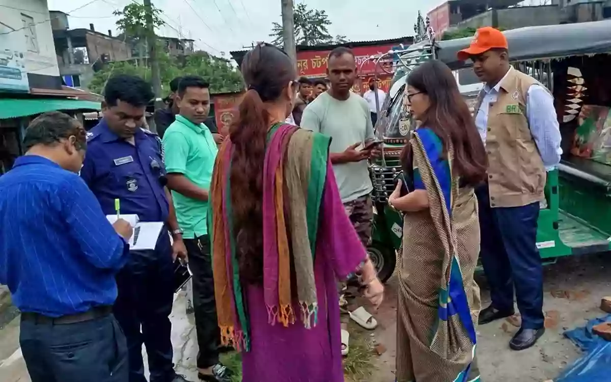 Rising Cumilla - 10 people fined Tk 43,000 in mobile court for traffic congestion in Lalmai