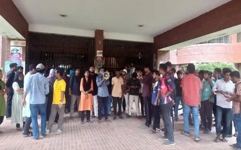 Rising-Cumilla-Attempt to derail peaceful student protest demanding auto-rickshaws