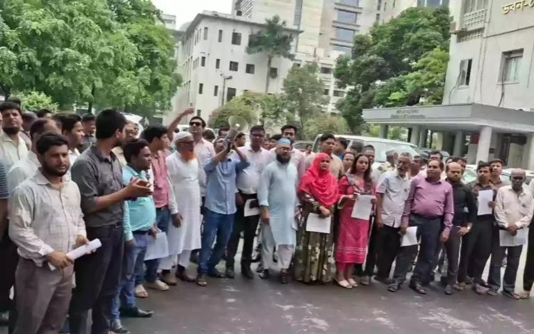চাকরি আইন বাতিলের দাবিতে সচিবালয়ে বিক্ষোভে কর্মচারীরা