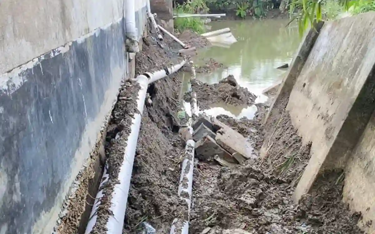 Rising Cumilla -Pond dug near neighbor's boundary wall in Noakhali, concrete houses worth crores of taka under threat
