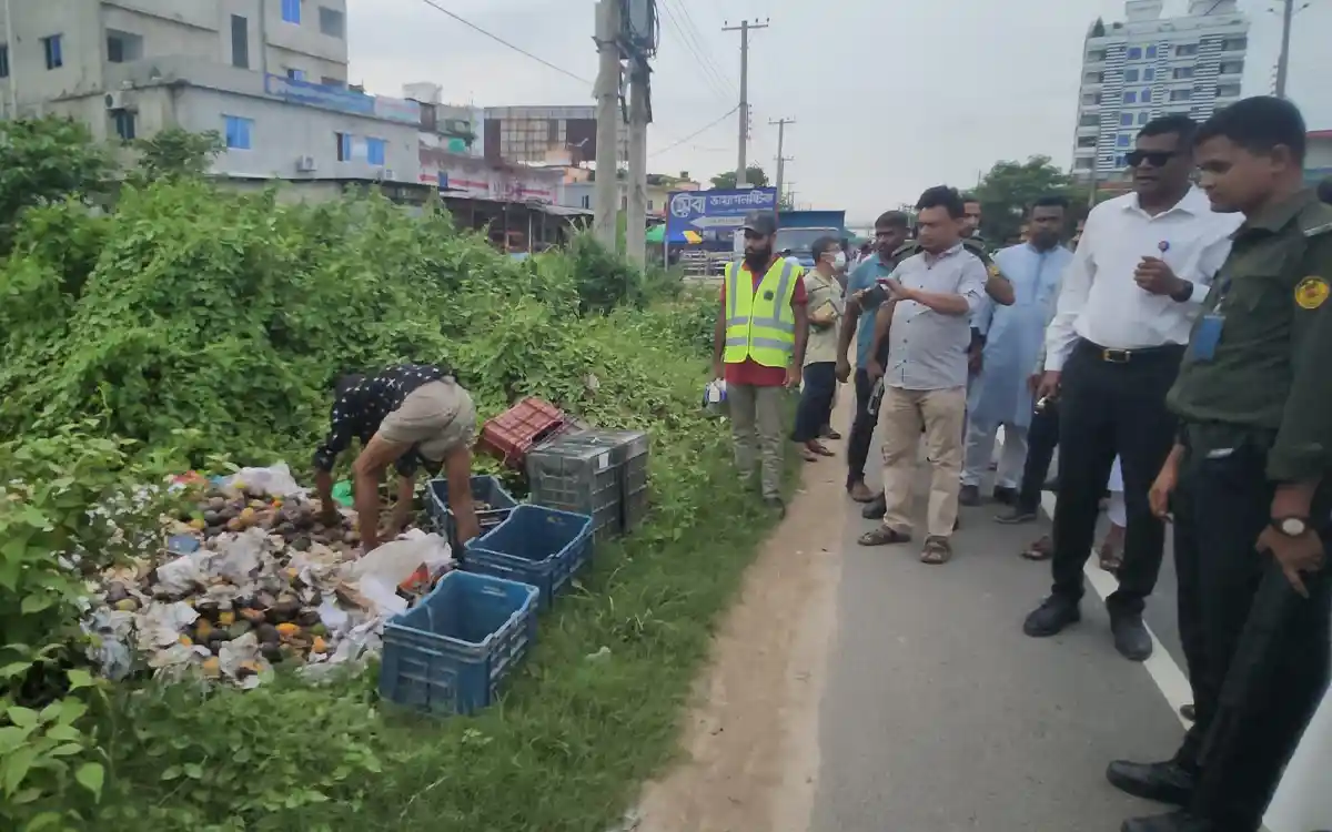 নিজ হাতে ময়লা পরিষ্কার করলেন ব্যবসায়ীরা: চৌদ্দগ্রামে ইউএনও’র অভিযান