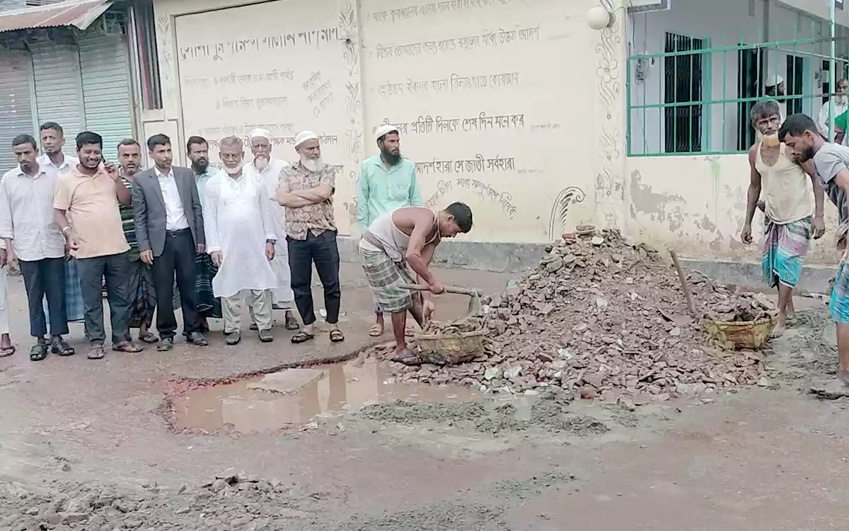 নোয়াখালীতে প্রবাসী বিএনপি নেতার অর্থায়নে ২ কিলোমিটার সড়ক সংস্কার