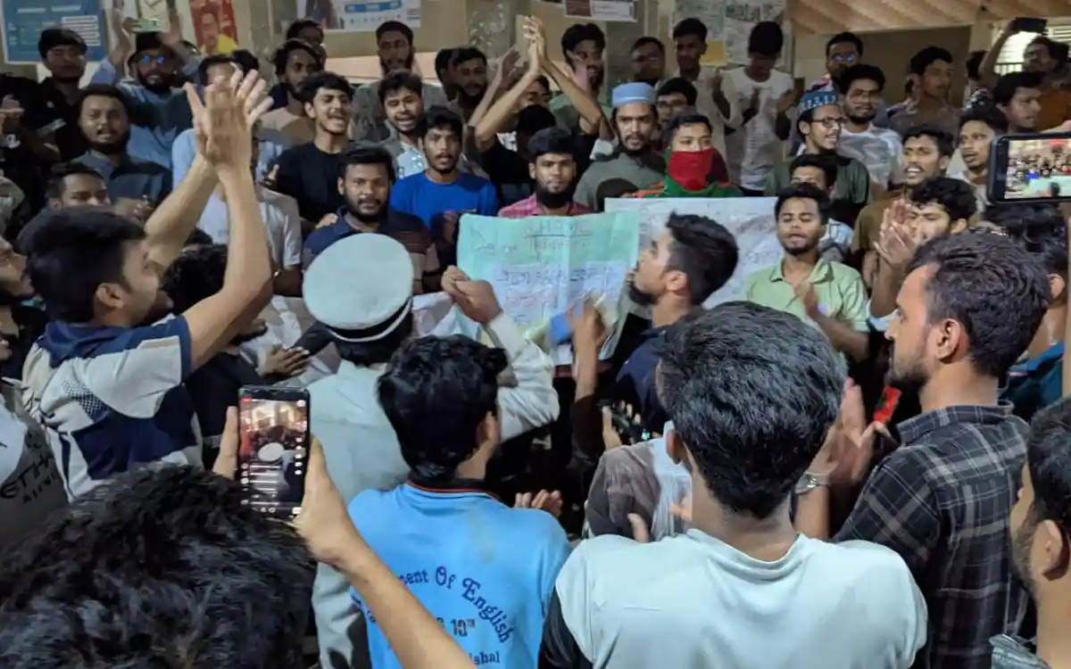 মিটফোর্ডে হত্যার প্রতিবাদে মধ্যরাতে উত্তাল বরিশাল বিশ্ববিদ্যালয়