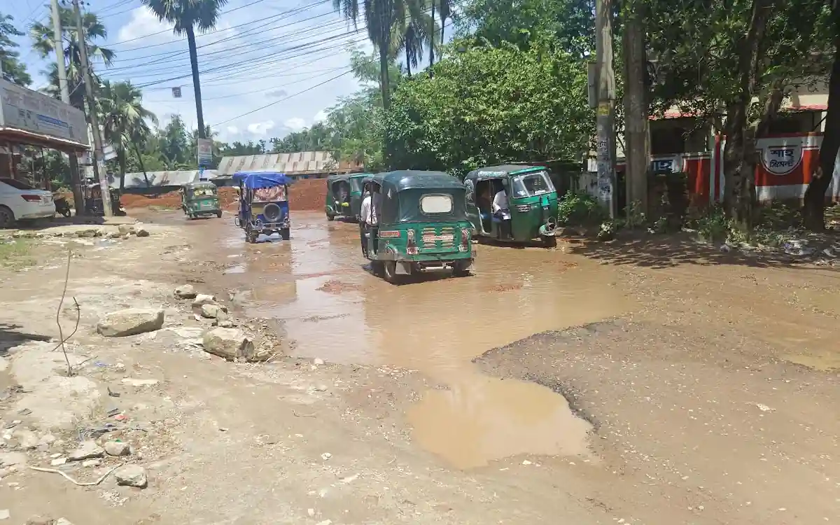 কুমিল্লা টমসম ব্রিজ-কোটবাড়ি বিশ্বরোড সড়কের বেহাল দশা: জনদুর্ভোগ চরমে