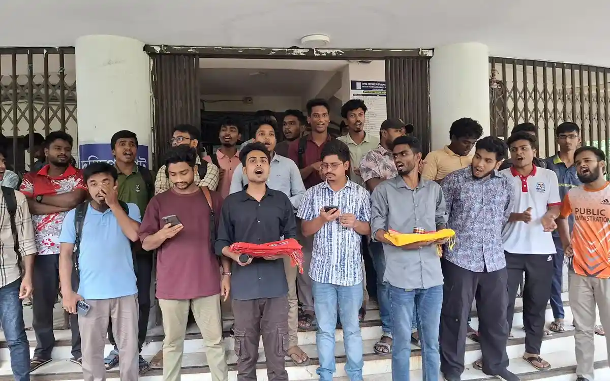 বেরোবিতে ছাত্র উপদেষ্টা ও প্রক্টরের চেয়ারে শাড়ি-চুড়ি রেখে তোপের মুখে সমন্বয়করা