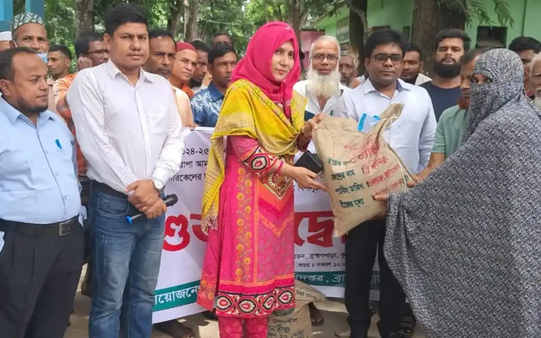 ব্রাহ্মণপাড়ায় কৃষকদের মাঝে আমনের প্রণোদনা বীজ ও সার বিতরণ