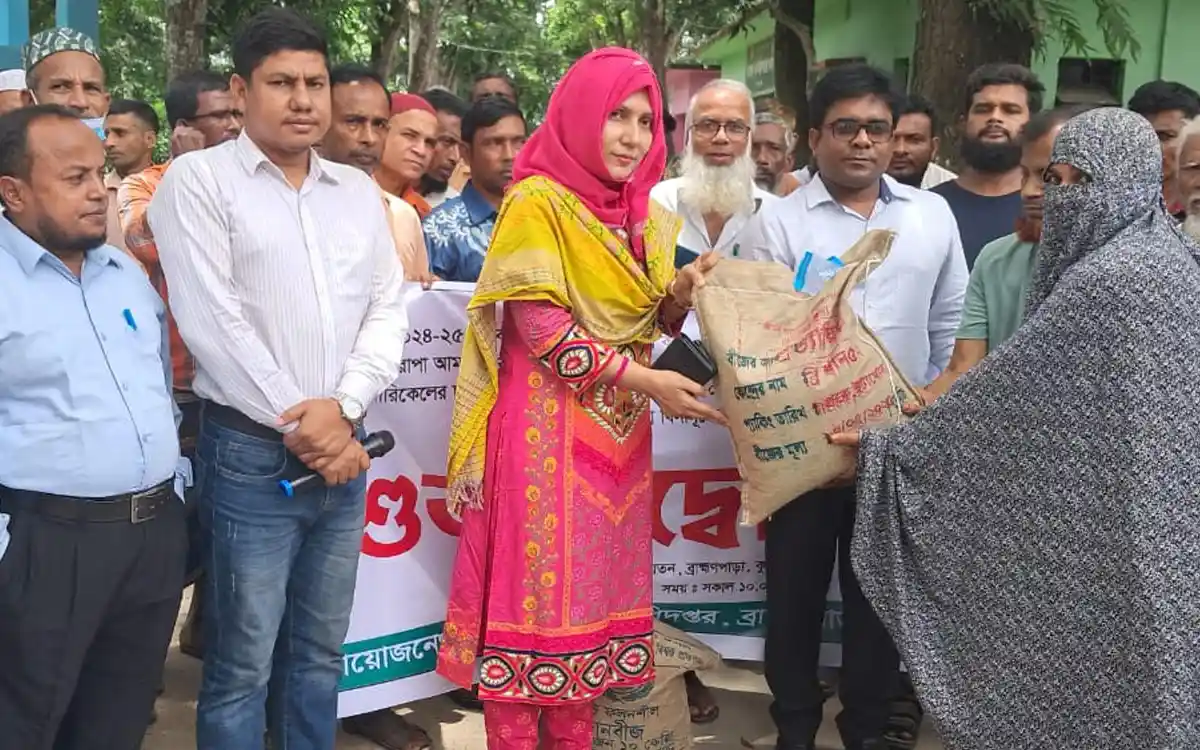 ব্রাহ্মণপাড়ায় কৃষকদের মাঝে আমনের প্রণোদনা বীজ ও সার বিতরণ