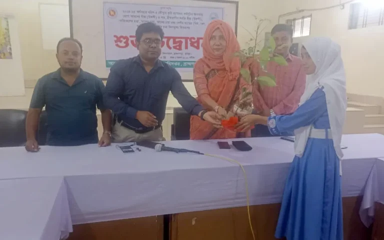 ‎ব্রাহ্মণপাড়ায় শিক্ষার্থীদের মাঝে গাছের চারা বিতরণ
