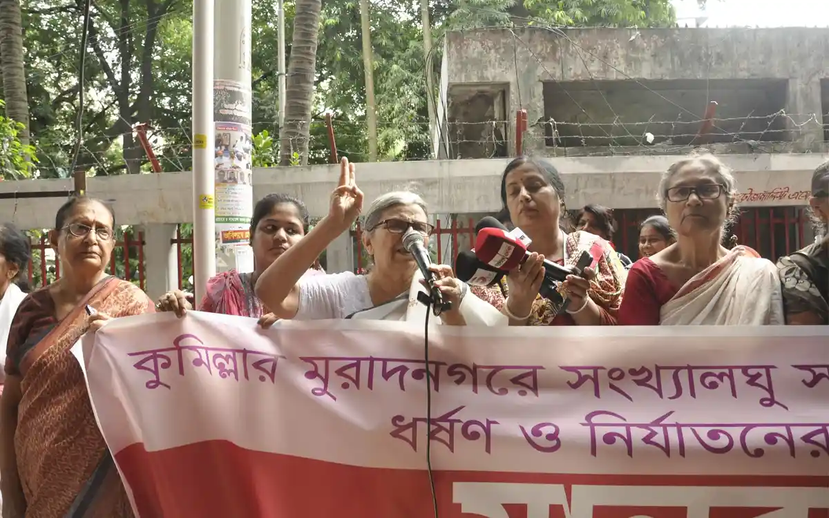 মুরাদনগরে ধর্ষণ ও নির্যাতনের প্রতিবাদে জাতীয় প্রেসক্লাবের সামনে মানববন্ধন