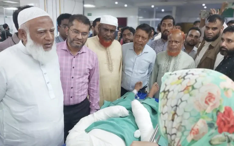 আহতদের খোঁজখবর নিতে জাতীয় বার্ন ইউনিটে জামায়াতের আমির ডা. শফিকুর রহমান