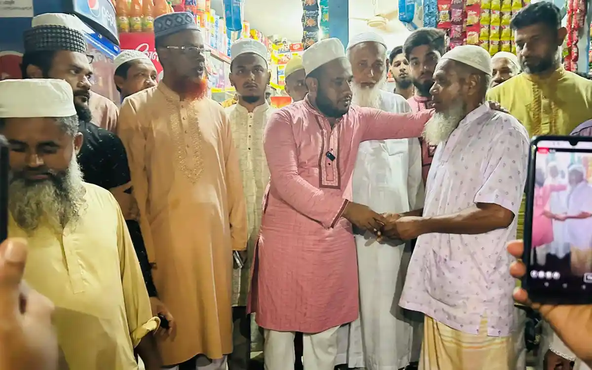 ‎আগুনে পুড়ে দোকান ক্ষতিগ্রস্ত ব্যবসায়ীদের পাশে জামায়াতে ইসলামীর অর্থ বিতরণ