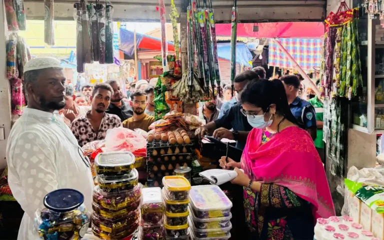 চৌদ্দগ্রামে মোবাইল কোর্ট: পলিথিন ব্যবহার ও অতিরিক্ত দাম নেওয়ায় জরিমানা