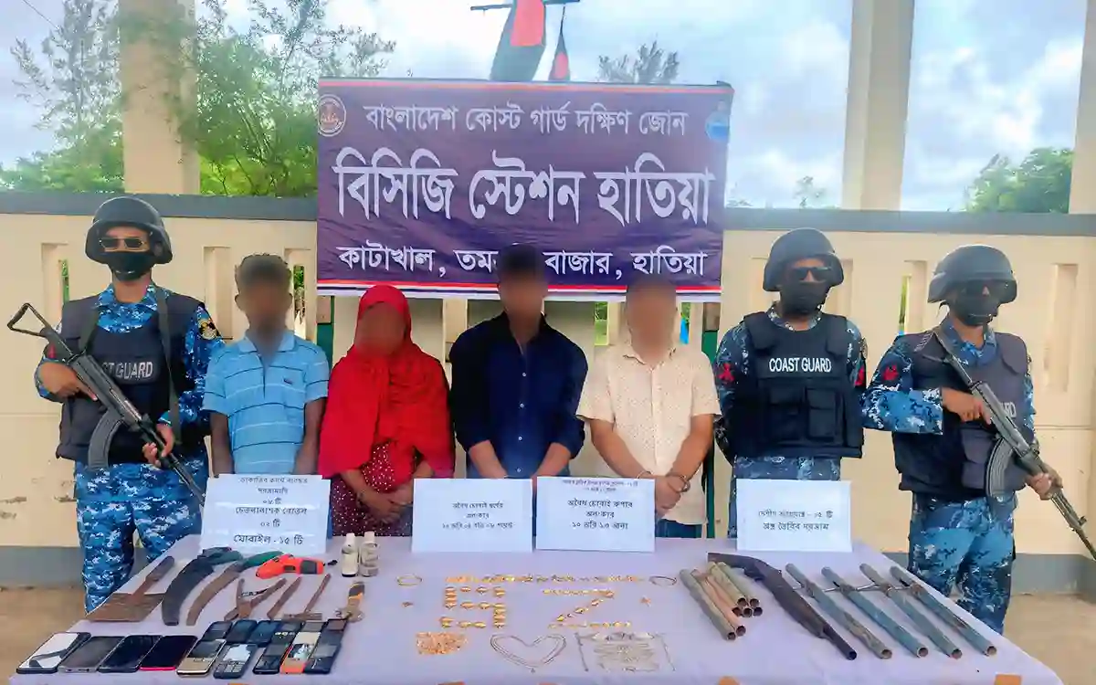 Rising Cumilla -4 people including a woman arrested, gold recovered in joint forces operation in Noakhali