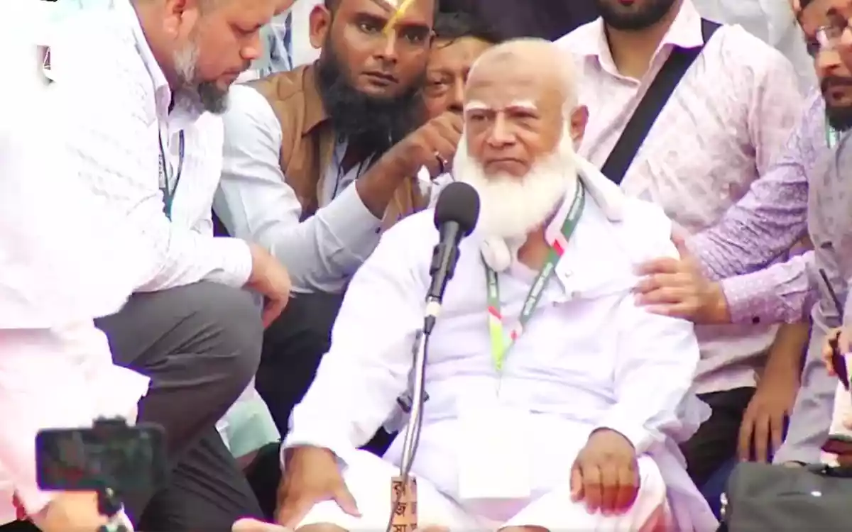 Jamaat Ameer suddenly collapses, then gives speech while sitting down
