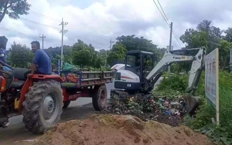 Rising Cumilla - UNO removes 'garbage dump' at Chandina on Dhaka-Chittagong highway