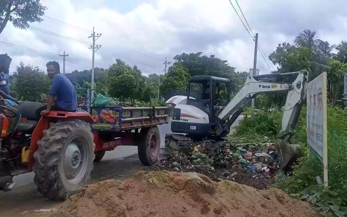 Rising Cumilla - UNO removes 'garbage dump' at Chandina on Dhaka-Chittagong highway