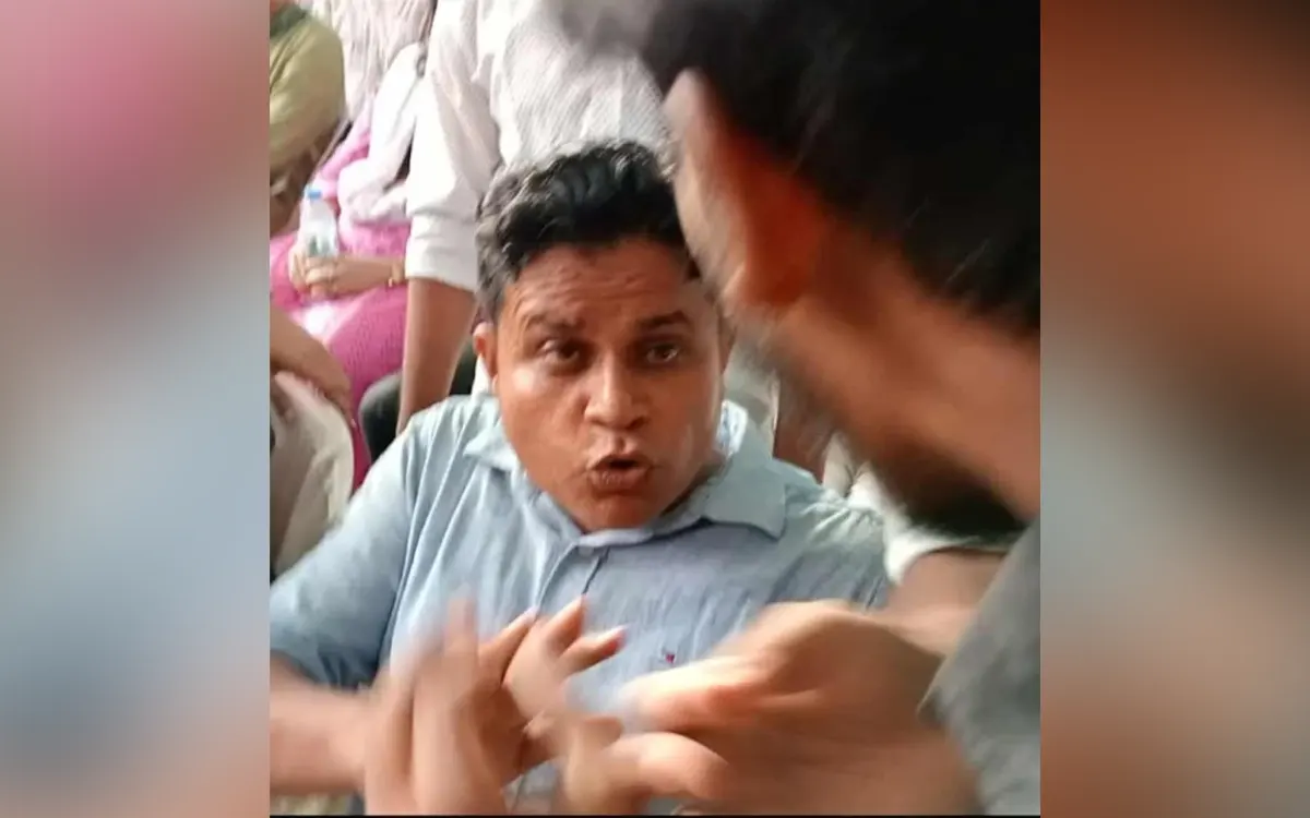 রাষ্ট্রীয় অনুষ্ঠানে দায়িত্বপালনকালে কুবি শিক্ষককে দেখে নেয়ার হুমকি