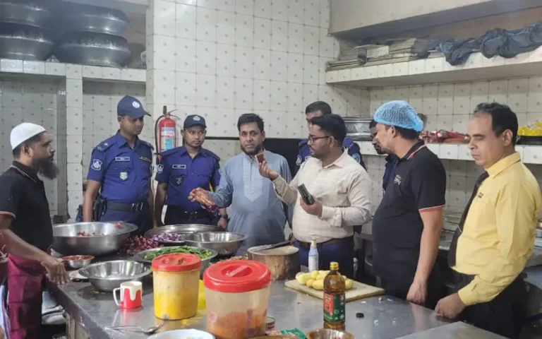 কুমিল্লায় তিন রেস্টুরেন্টে অতিরিক্ত দাম ও নোংরা পরিবেশ, জরিমানা ১৪ হাজার