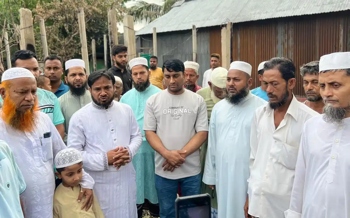 ব্রাহ্মণপাড়ায় অগ্নিকাণ্ডে ক্ষতিগ্রস্ত পরিবারের পাশে জামায়াত প্রার্থী ড. মোবারক হোসাইন