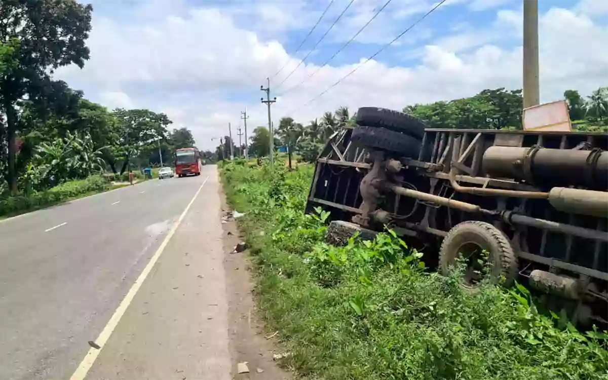 Rising Cumilla - Businessman dies after being hit by truck behind covered van in Comilla